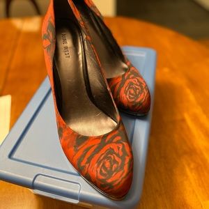 Red rose pumps, Nine West, sz 10.5